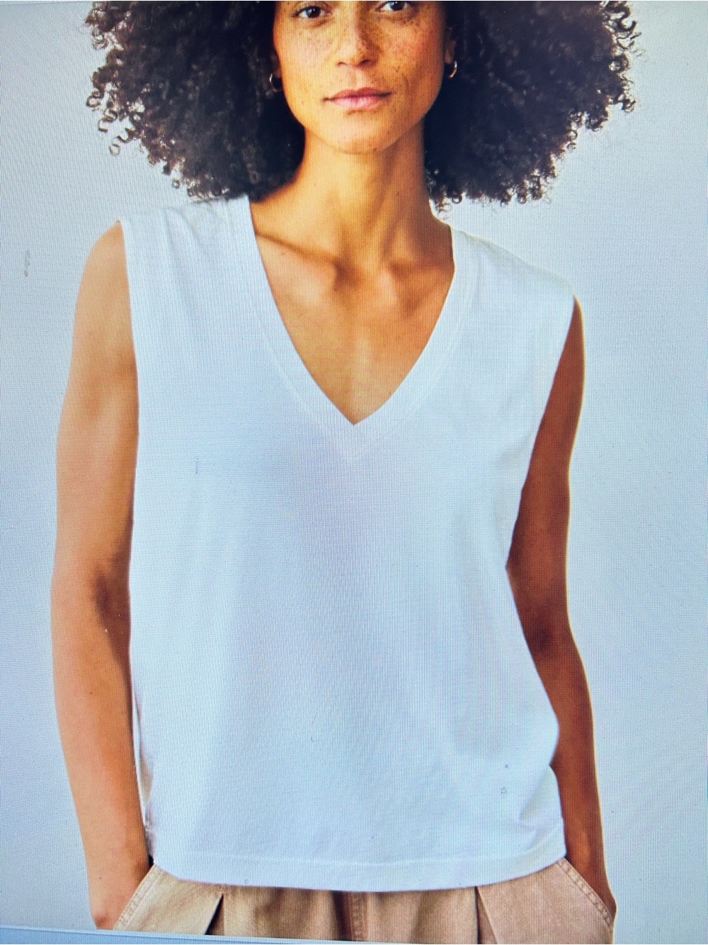 Gerties Classic V-Neck Sleeveless Linen Tank Top in White. Size M.